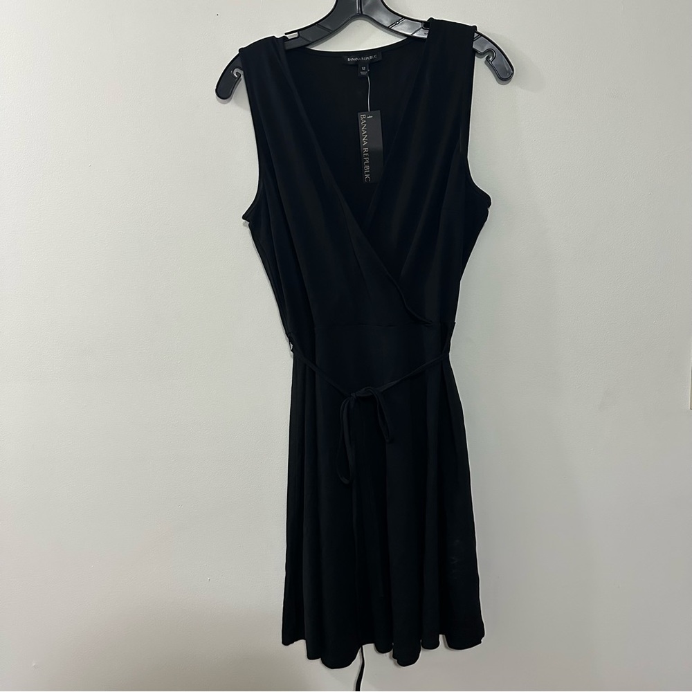 Banana Republic‎ Sleeveless V Neck Short Black Dress With Belt Size 12 NWT